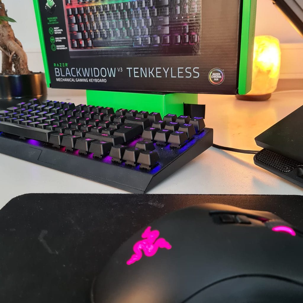 Razer Blackwidow V3 tenkeyless keyboard and product package