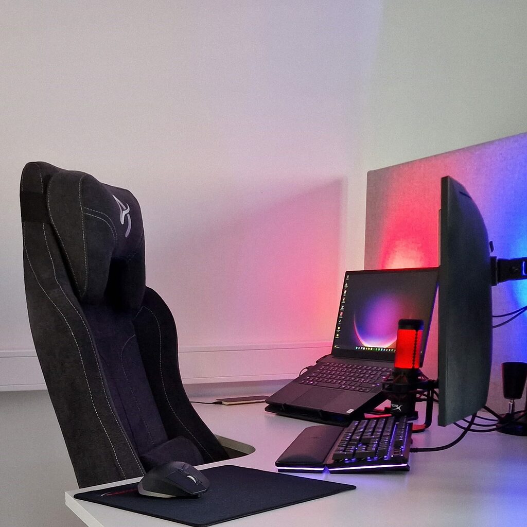 Siisti toimiston setup Philips HUE valojen kanssa