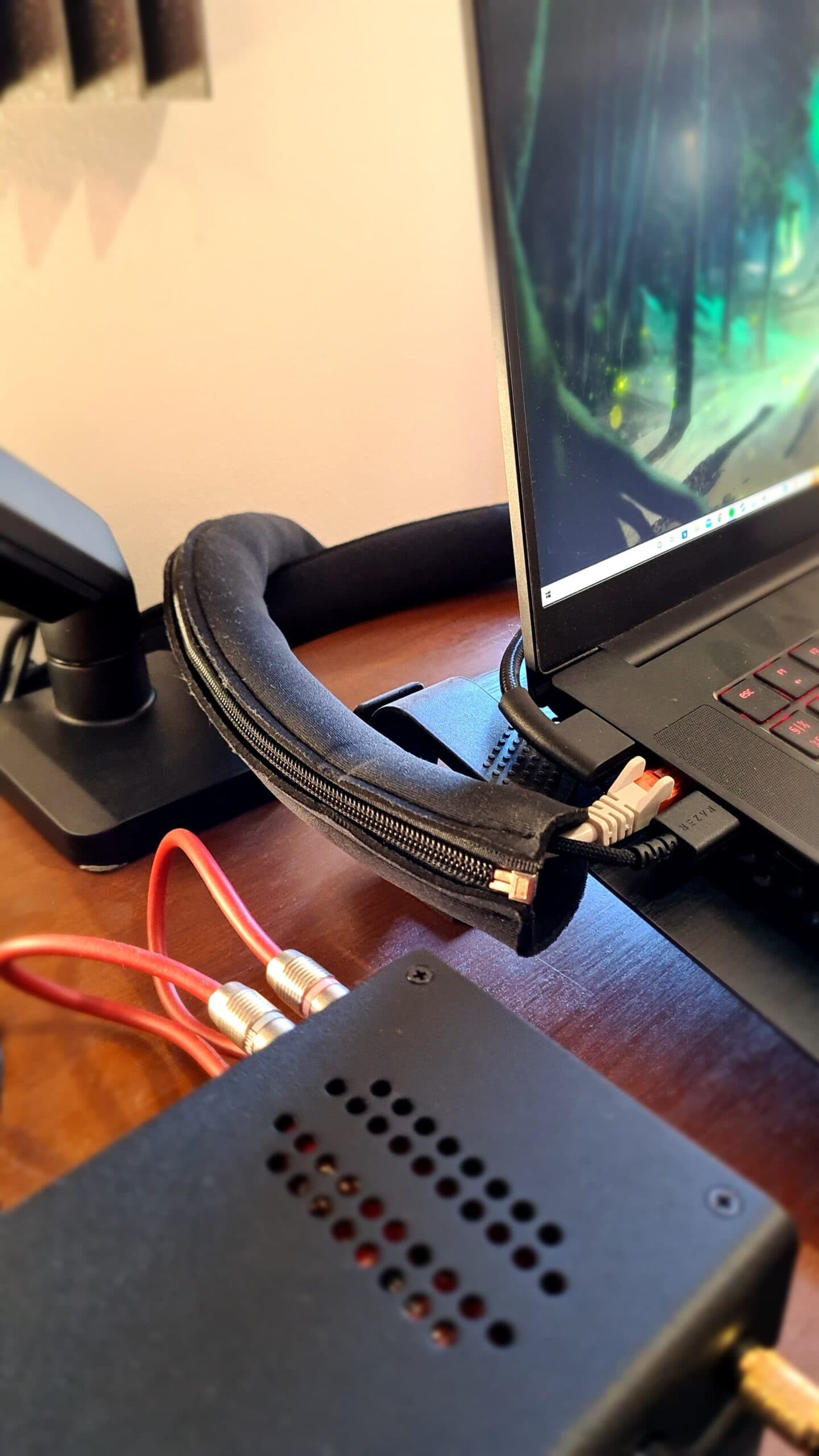 Neoprene cable sleeve is easy way to manage PC cables on desk