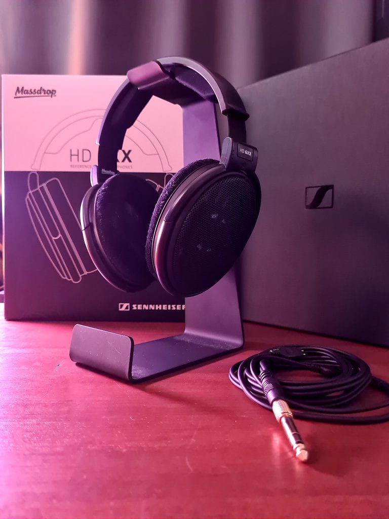 Drop Sennheiser HD 6XX on headphone stand with cable