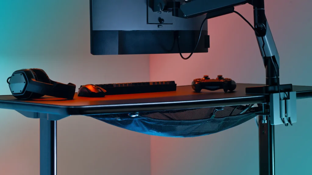 Tietokonepöydän helppo johtojen järjestäminen sekä hallinta